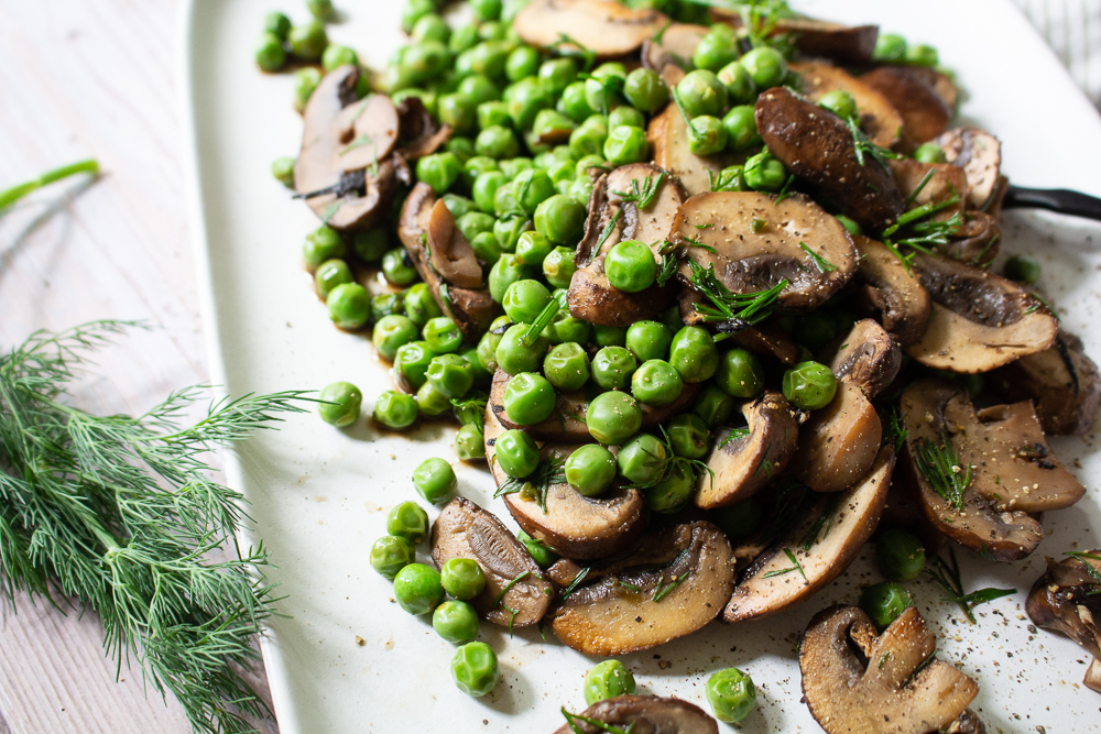 Mushrooms and peas with dill