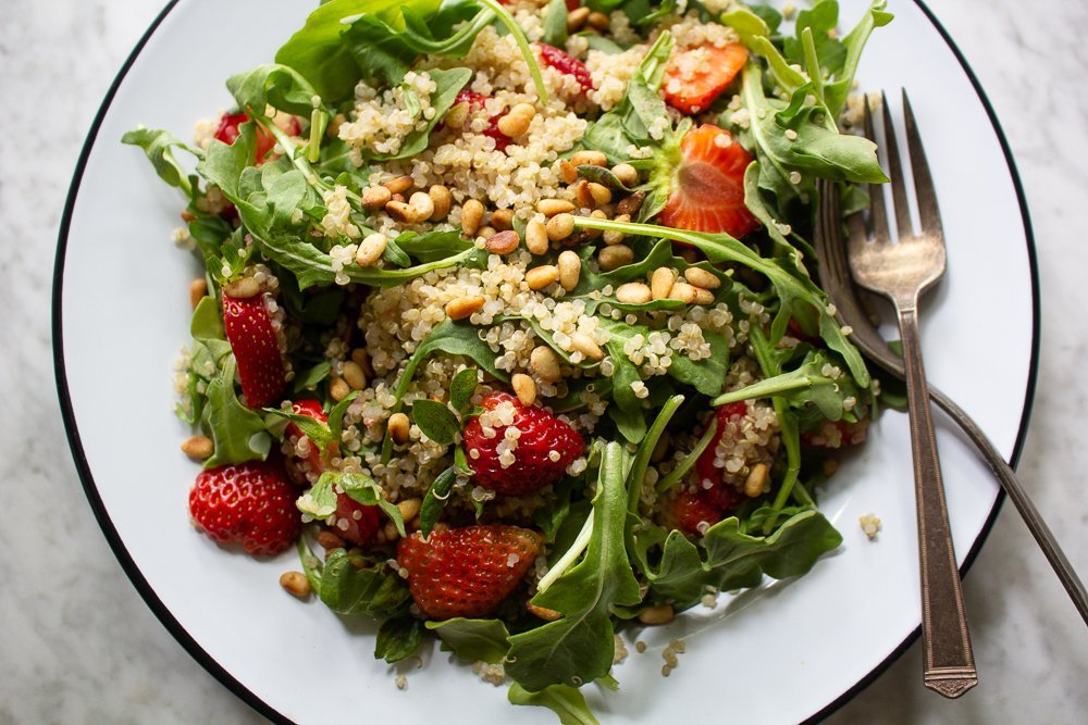strawberry arugula salad with quinoa